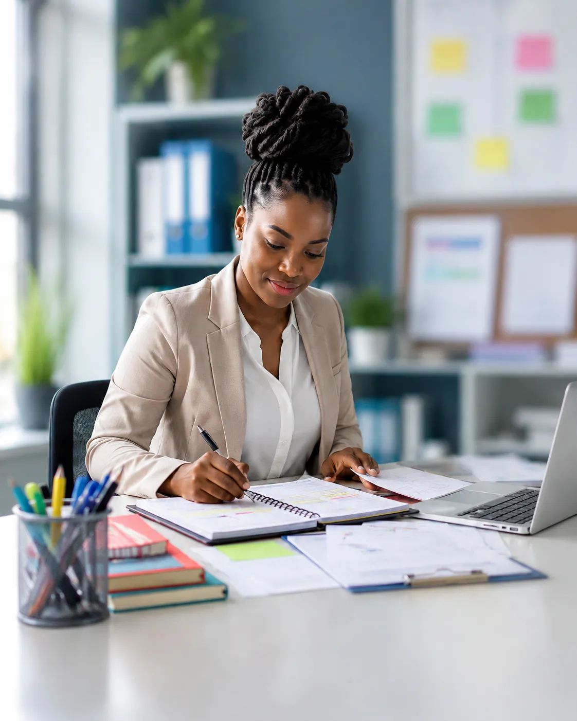 Professionnelle organisant la planification académique